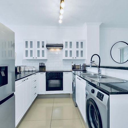 2 Bedroom 2 Bath Luxury - Sandton Cbd Joanesburgo Exterior foto