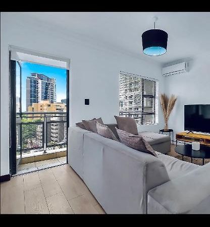 2 Bedroom 2 Bath Luxury - Sandton Cbd Joanesburgo Exterior foto