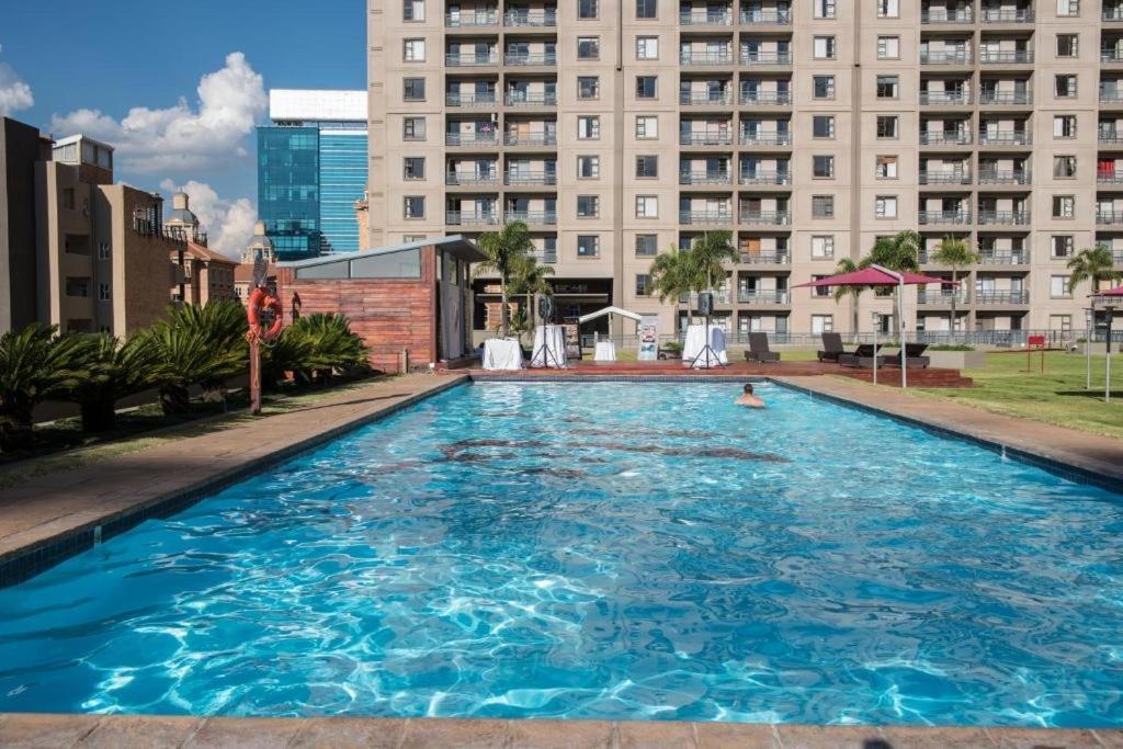 2 Bedroom 2 Bath Luxury - Sandton Cbd Joanesburgo Exterior foto