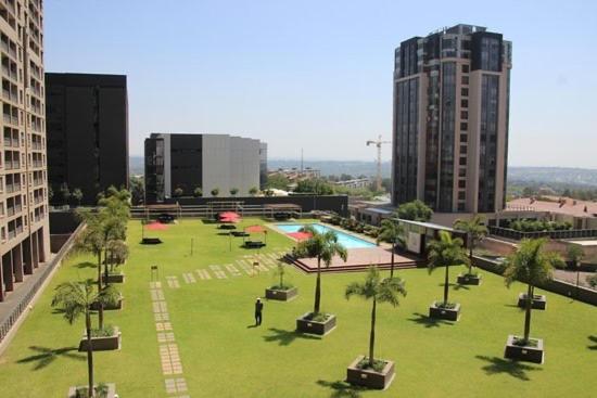 2 Bedroom 2 Bath Luxury - Sandton Cbd Joanesburgo Exterior foto