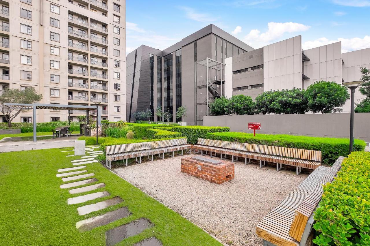 2 Bedroom 2 Bath Luxury - Sandton Cbd Joanesburgo Exterior foto