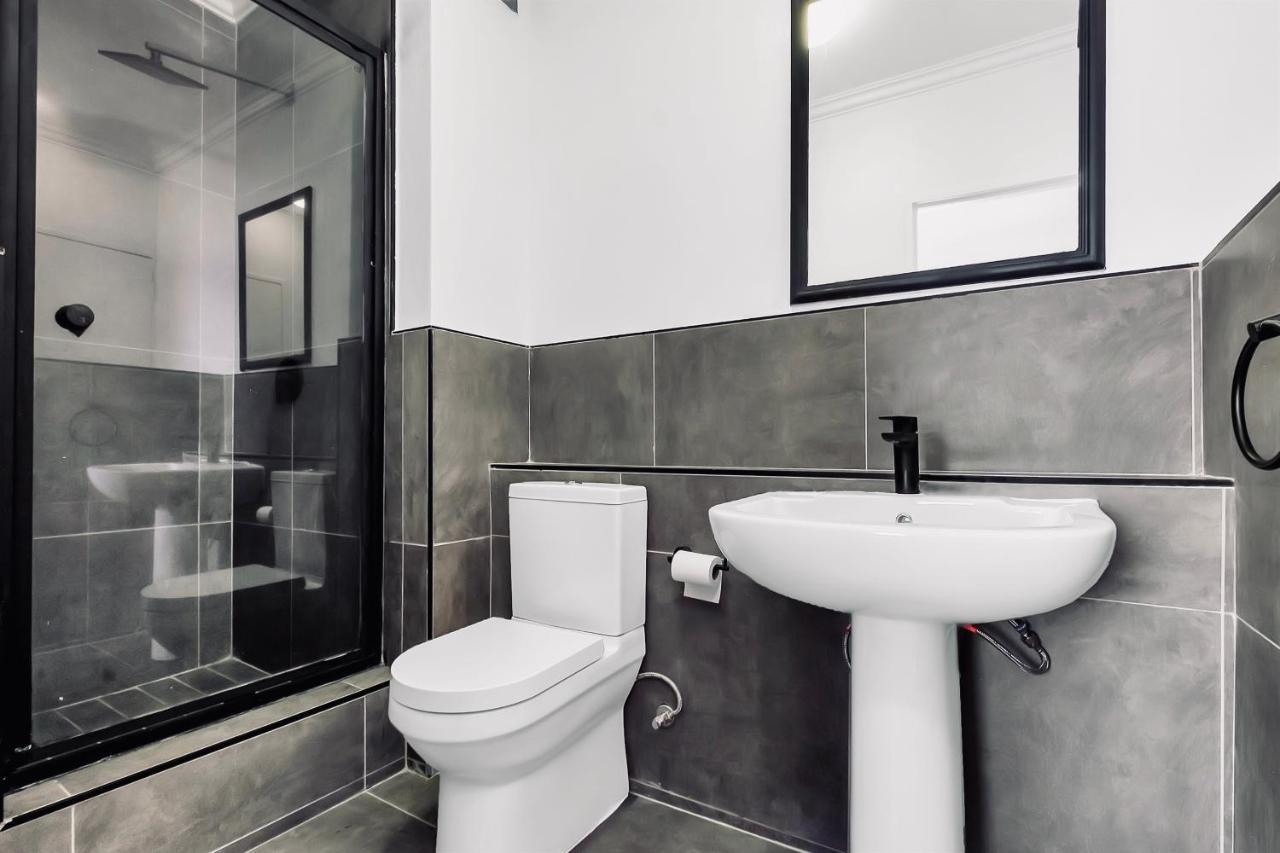 2 Bedroom 2 Bath Luxury - Sandton Cbd Joanesburgo Exterior foto