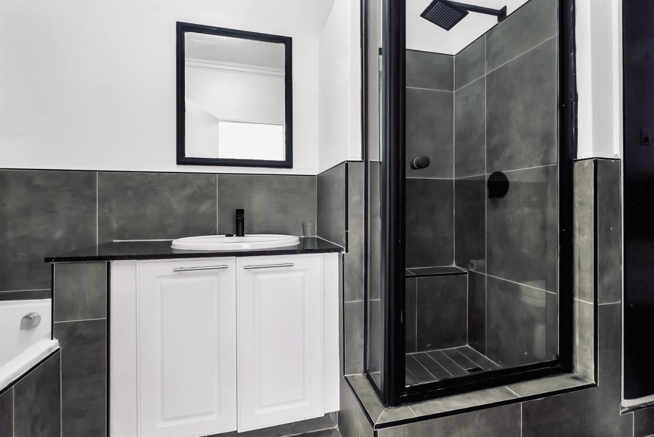 2 Bedroom 2 Bath Luxury - Sandton Cbd Joanesburgo Exterior foto
