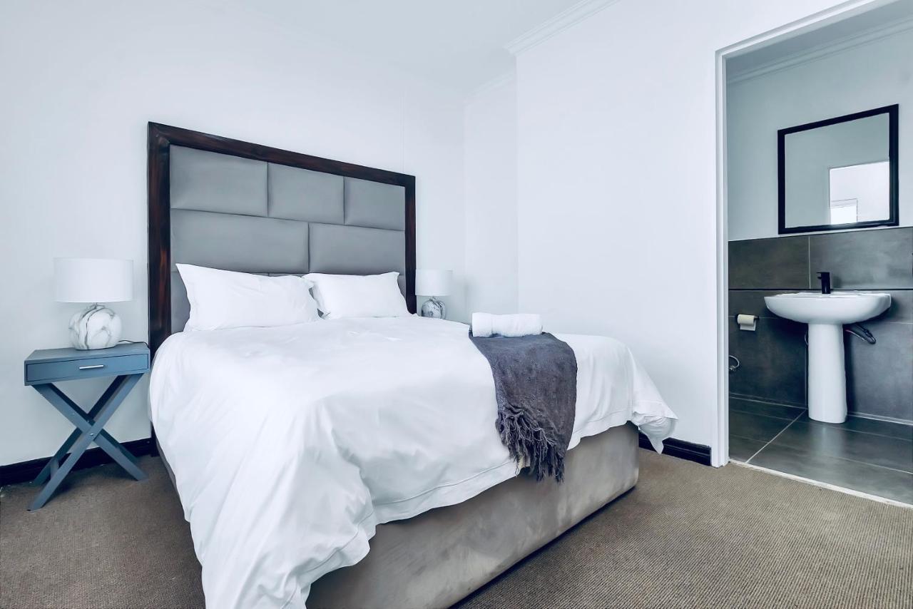 2 Bedroom 2 Bath Luxury - Sandton Cbd Joanesburgo Exterior foto